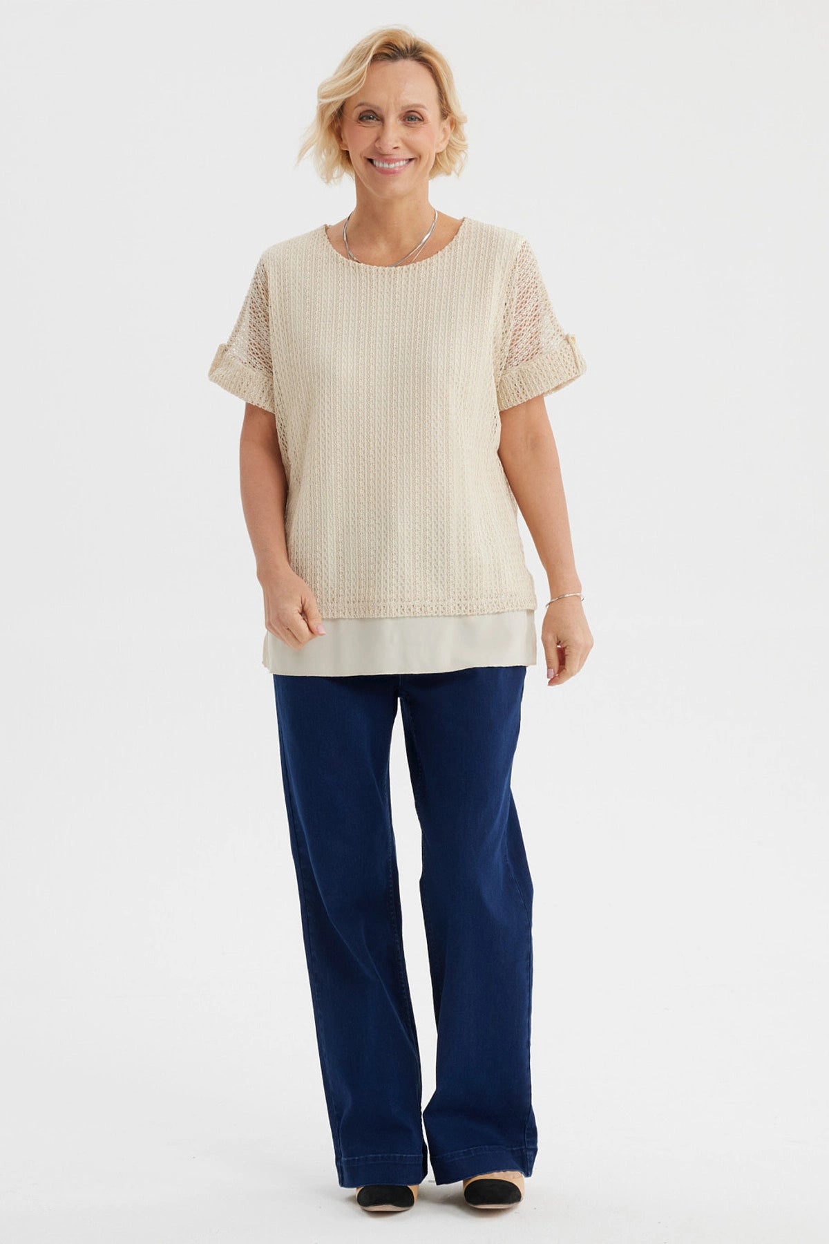 Polera mujer malla beige claro con textura calada y manga corta sin estampa lisa
