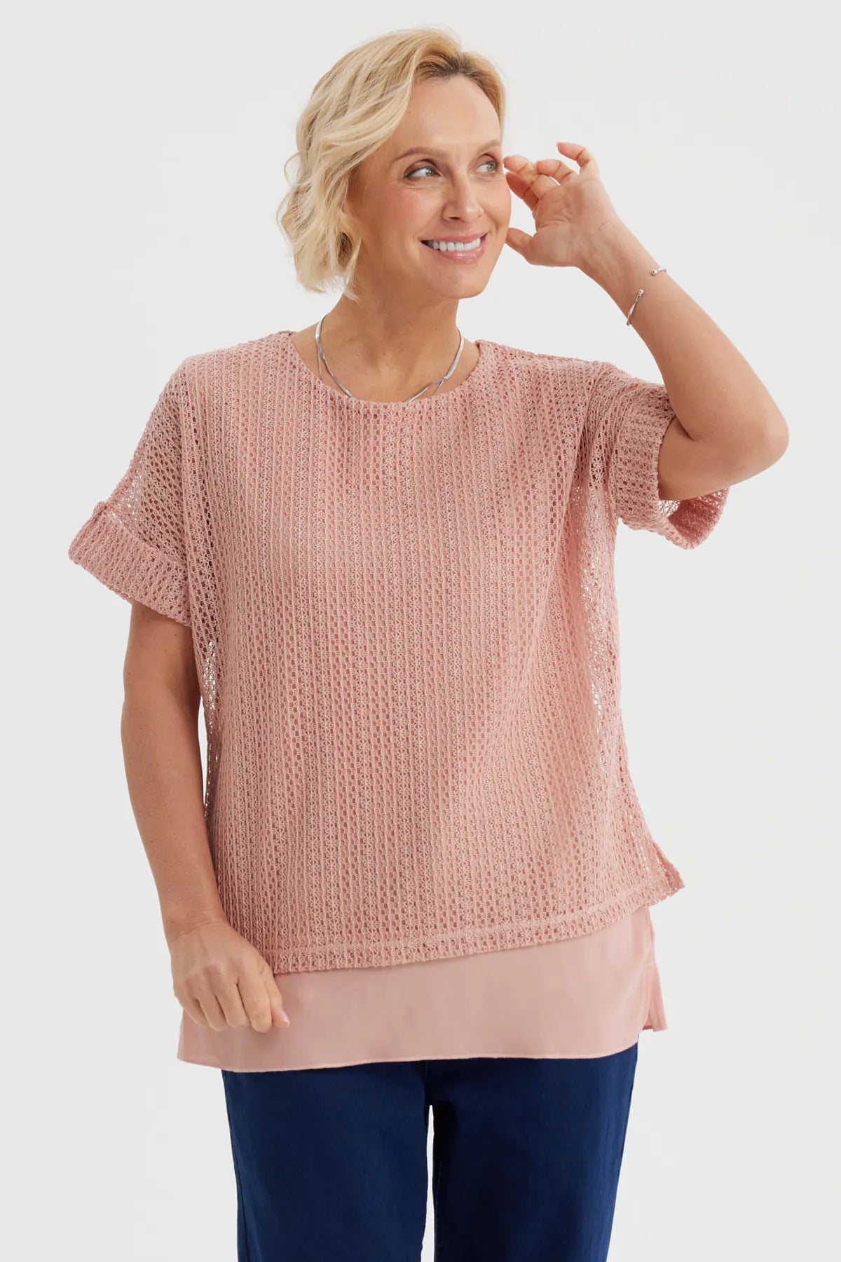 Polera de mujer rosada de malla con doble capa lisa debajo estilo casual