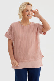 Polera de mujer rosada de malla con doble capa lisa debajo estilo casual