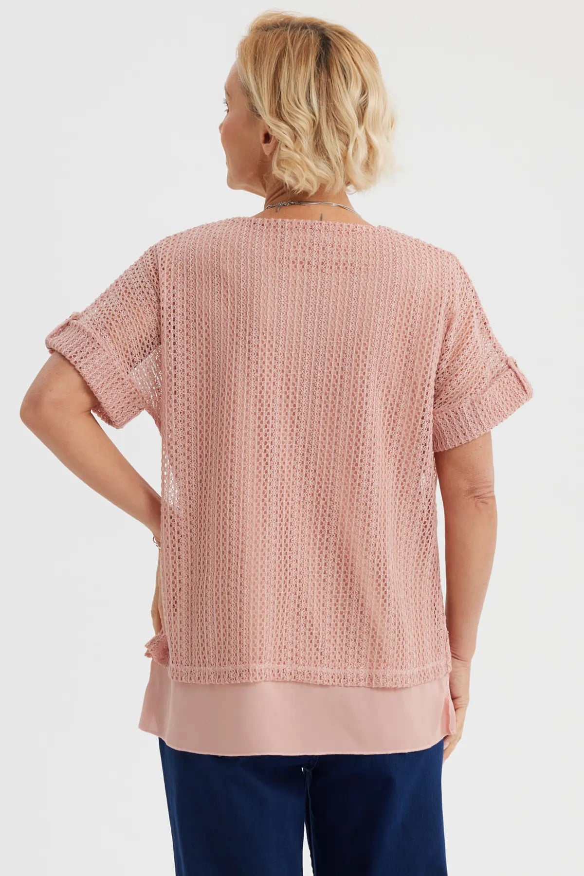 Polera de mujer rosada de malla con doble capa lisa debajo estilo casual