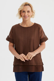 Polera de mujer en malla café con diseño liso y textura calada ideal para días cálidos sin estampas visibles