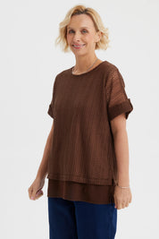 Polera de mujer en malla café con diseño liso y textura calada ideal para días cálidos sin estampas visibles