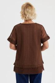 Polera de mujer en malla café con diseño liso y textura calada ideal para días cálidos sin estampas visibles