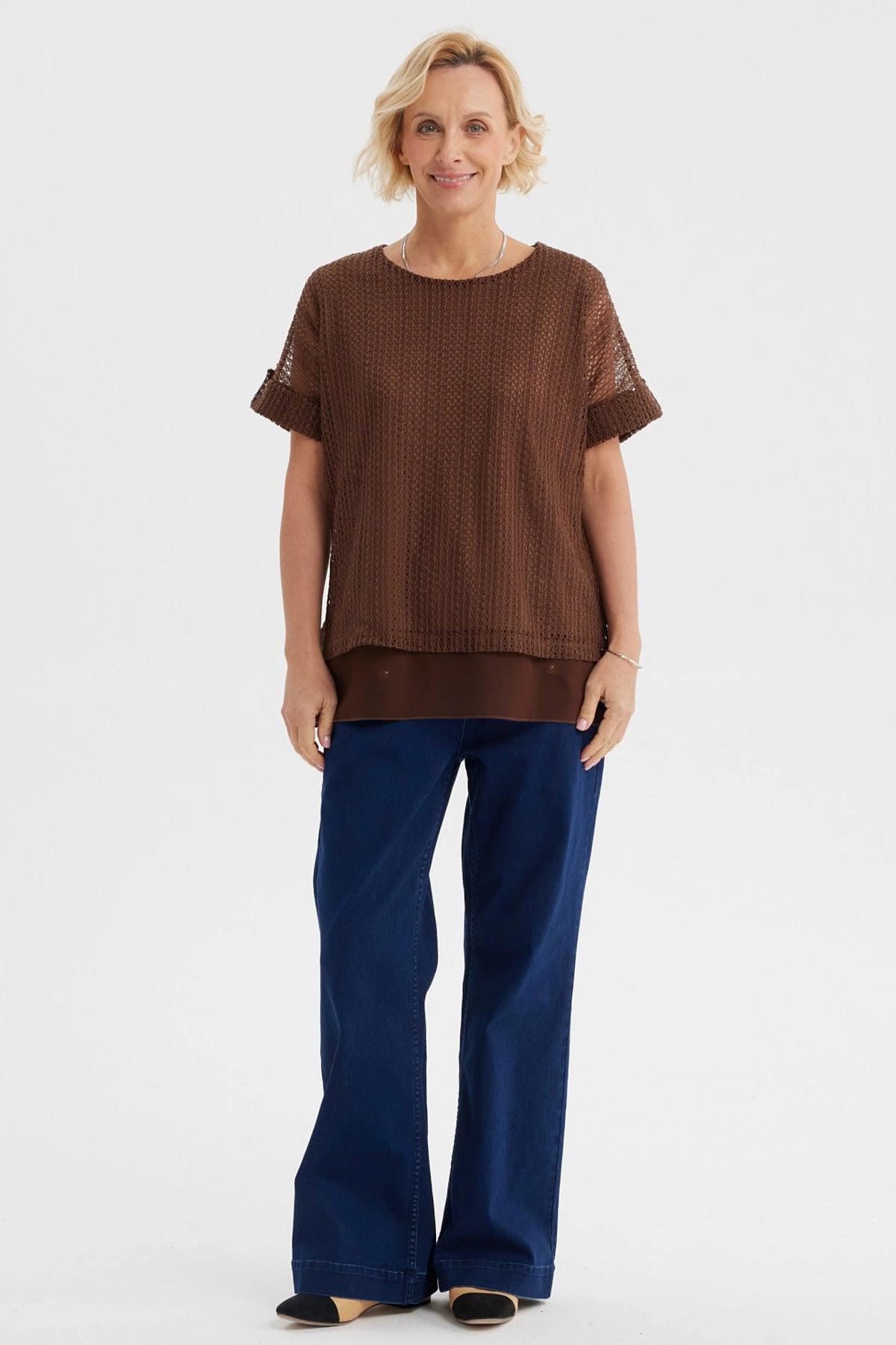 Polera de mujer en malla café con diseño liso y textura calada ideal para días cálidos sin estampas visibles