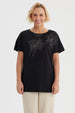 Polera mujer cuello bote negra con estampado de líneas brillantes en el pecho estilo floral gráfico elegante
