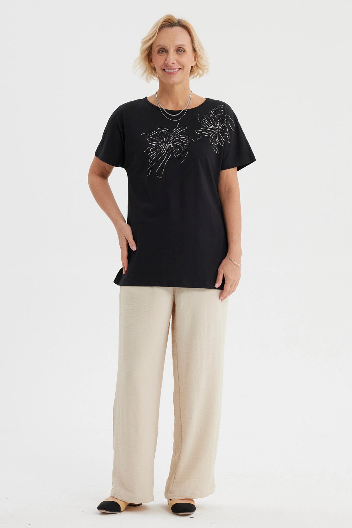 Polera mujer cuello bote negra con estampado de líneas brillantes en el pecho estilo floral gráfico elegante