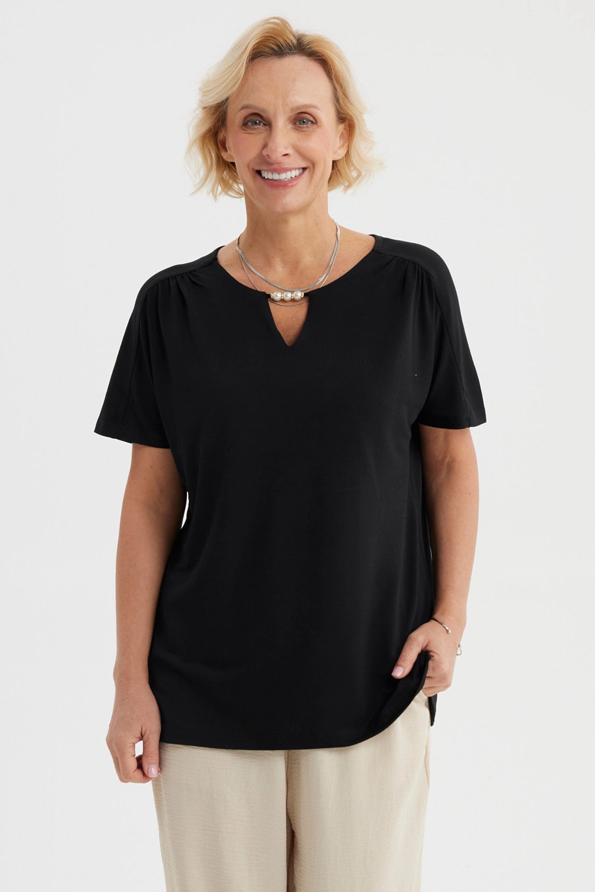 Polera negra de mujer con detalle de perlas en el escote liso y elegante perfecta para ocasiones casuales