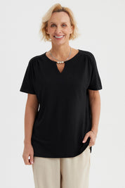 Polera negra de mujer con detalle de perlas en el escote liso y elegante perfecta para ocasiones casuales