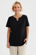 Polera negra de mujer con detalle de perlas en el escote liso y elegante perfecta para ocasiones casuales