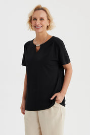Polera negra de mujer con detalle de perlas en el escote liso y elegante perfecta para ocasiones casuales