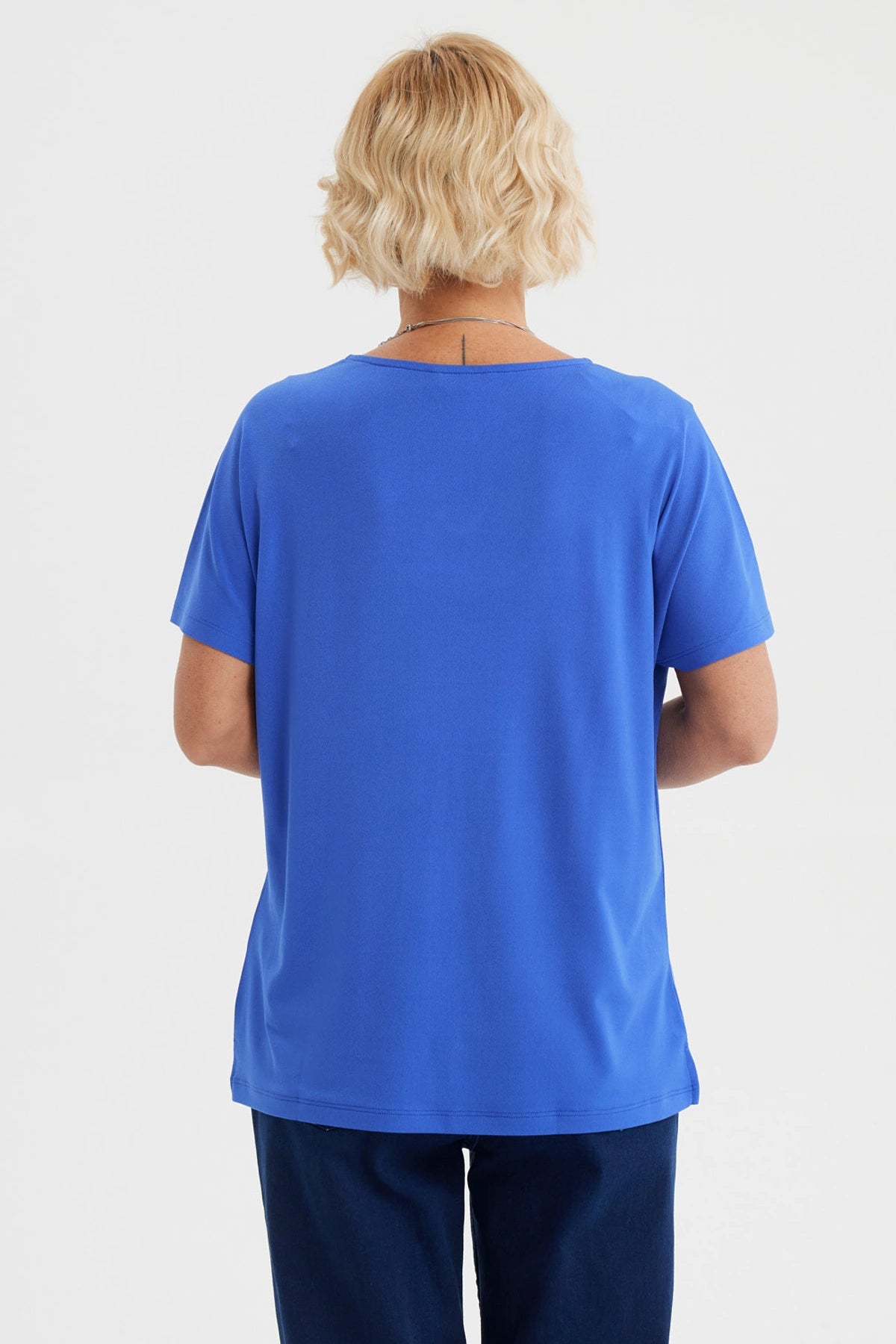 Polera azulino para mujer con detalle de perlas en el cuello sin estampa lisa y de manga corta