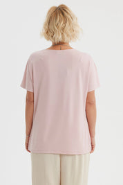 Polera rosada para mujer con detalle de perlas en el escote y diseño liso de manga corta