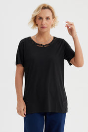 Polera negra para mujer con detalle decorativo en el cuello redondo estilo minimalista sin estampa lisa