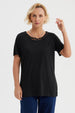 Polera negra para mujer con detalle decorativo en el cuello redondo estilo minimalista sin estampa lisa