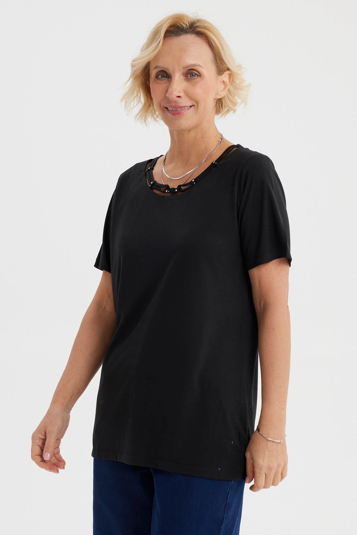 Polera negra para mujer con detalle decorativo en el cuello redondo estilo minimalista sin estampa lisa