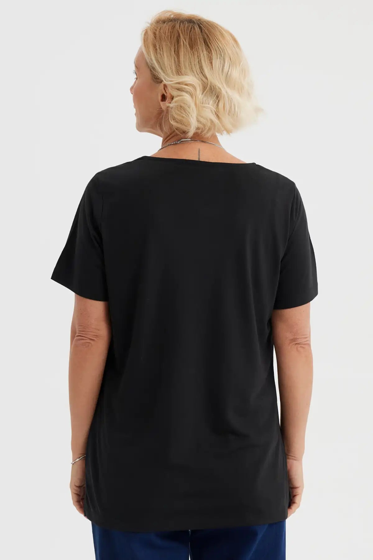 Polera negra para mujer con detalle decorativo en el cuello redondo estilo minimalista sin estampa lisa