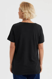 Polera negra para mujer con detalle decorativo en el cuello redondo estilo minimalista sin estampa lisa