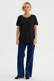 Polera negra para mujer con detalle decorativo en el cuello redondo estilo minimalista sin estampa lisa
