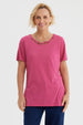Polera magenta para mujer con detalle de cuello decorativo en el centro diseño liso estilo casual relajado