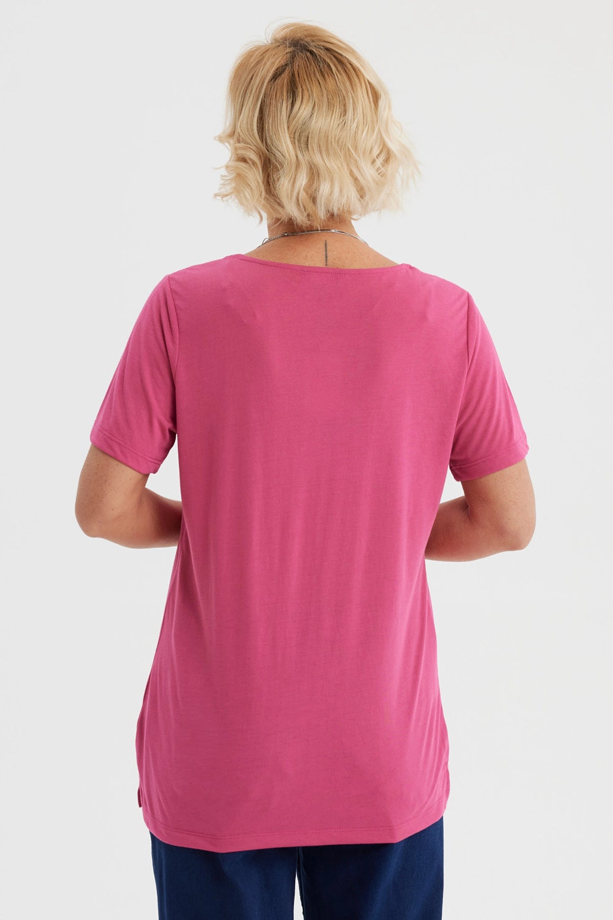 Polera magenta para mujer con detalle de cuello decorativo en el centro diseño liso estilo casual relajado