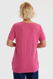 Polera magenta para mujer con detalle de cuello decorativo en el centro diseño liso estilo casual relajado