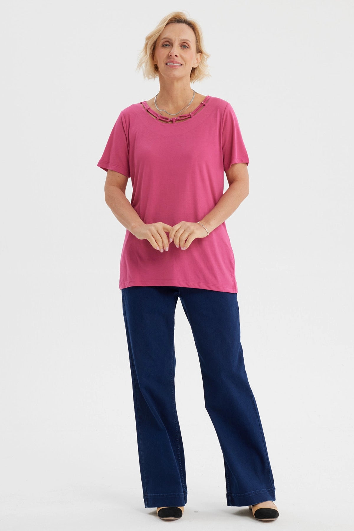 Polera magenta para mujer con detalle de cuello decorativo en el centro diseño liso estilo casual relajado