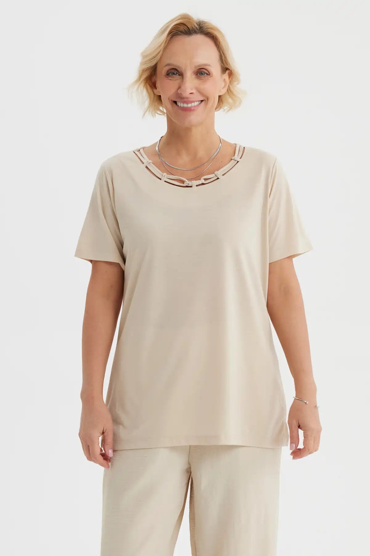 Polera mujer beige claro con detalle de cintas entrelazadas en el cuello estilo casual y corte recto lisa