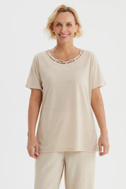 Polera mujer beige claro con detalle de cintas entrelazadas en el cuello estilo casual y corte recto lisa
