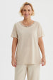 Polera mujer beige claro con detalle de cintas entrelazadas en el cuello estilo casual y corte recto lisa