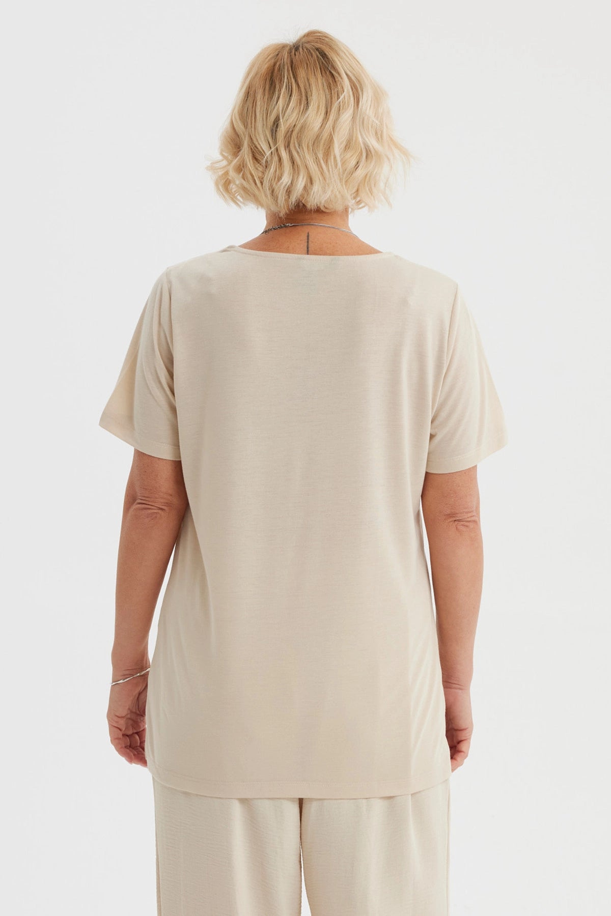 Polera mujer beige claro con detalle de cintas entrelazadas en el cuello estilo casual y corte recto lisa
