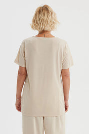 Polera mujer beige claro con detalle de cintas entrelazadas en el cuello estilo casual y corte recto lisa