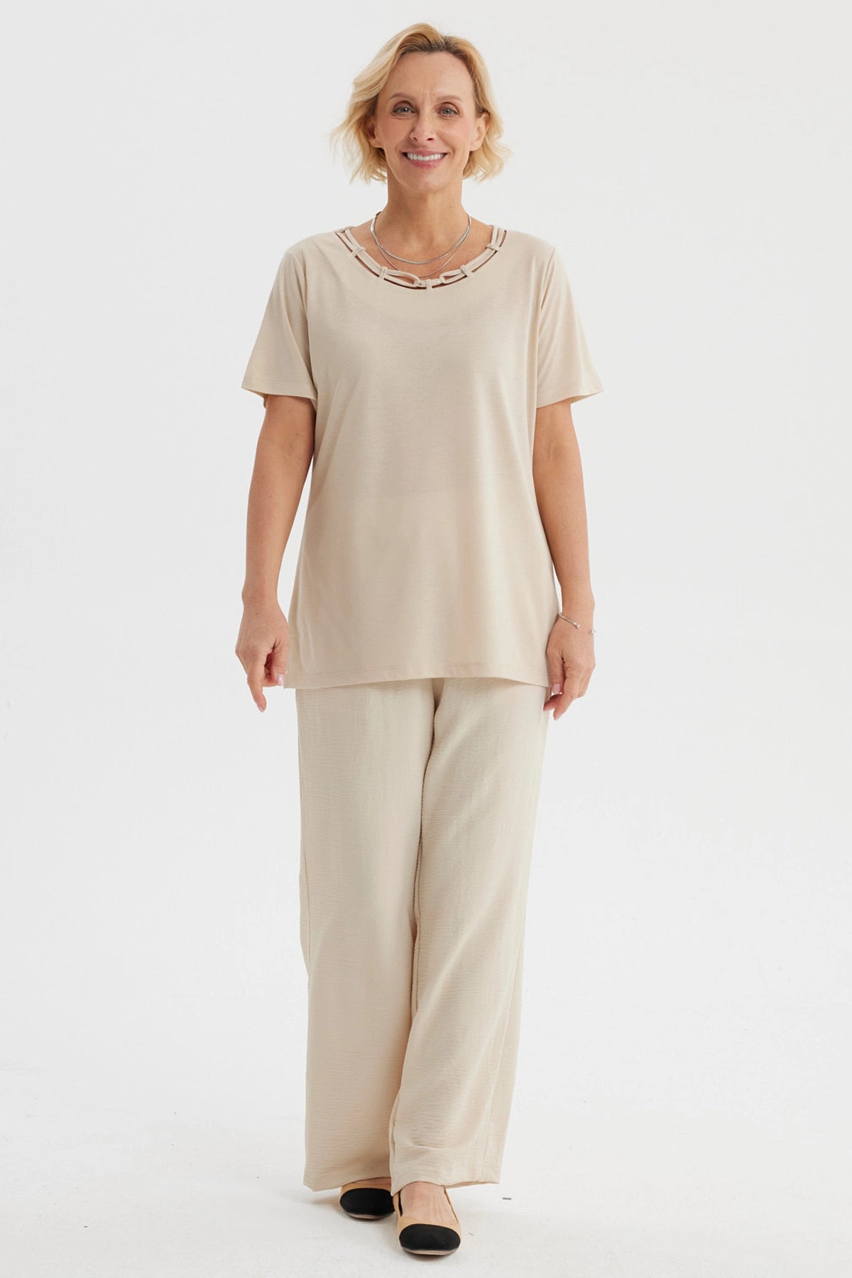 Polera mujer beige claro con detalle de cintas entrelazadas en el cuello estilo casual y corte recto lisa