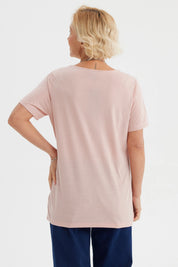 Polera de mujer rosada con detalle decorativo en el cuello lisa de manga corta y corte recto