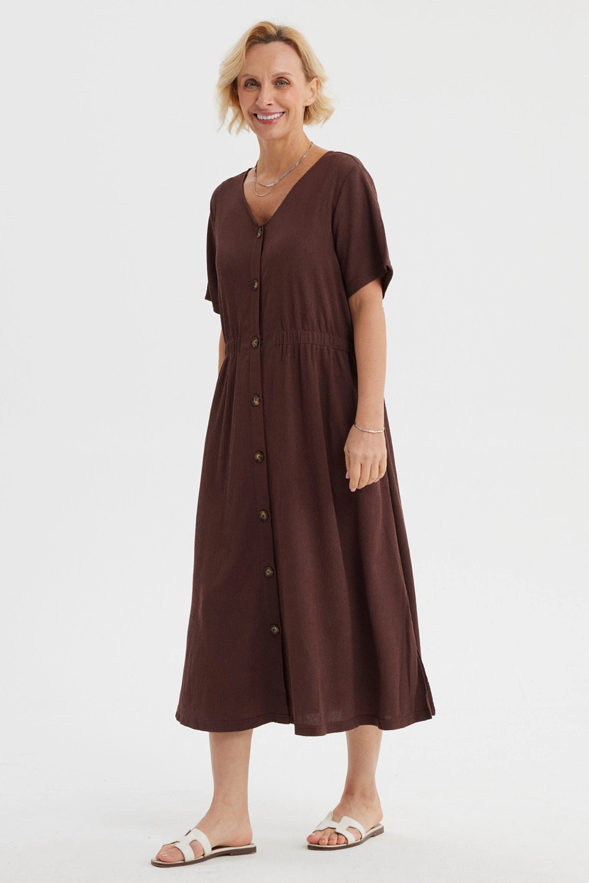 Vestido café con botones delanteros y corte midi estilo casual sin estampa visible