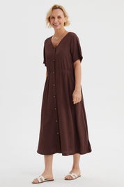 Vestido café con botones delanteros y corte midi estilo casual sin estampa visible