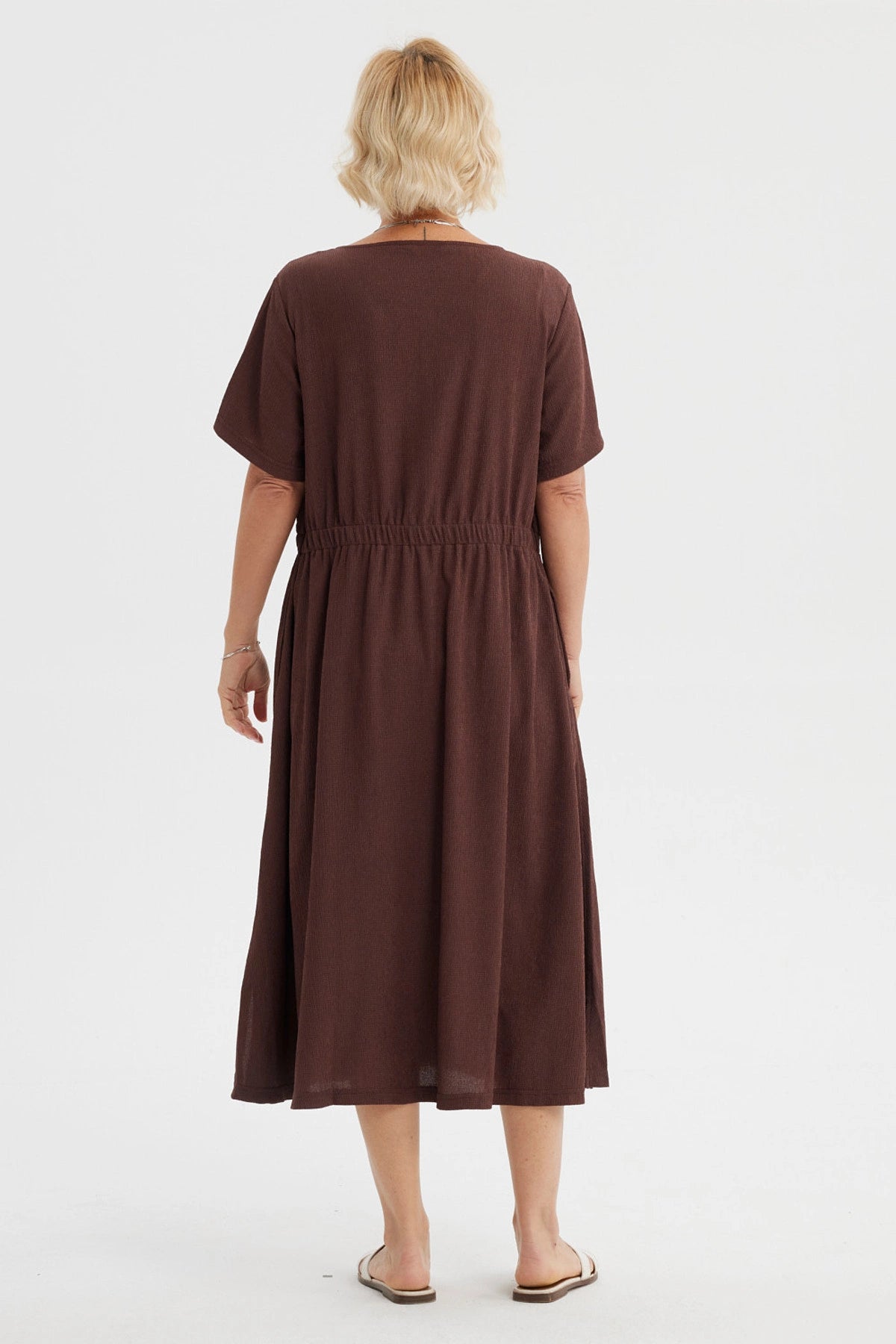 Vestido café con botones delanteros y corte midi estilo casual sin estampa visible