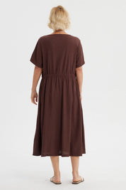 Vestido café con botones delanteros y corte midi estilo casual sin estampa visible