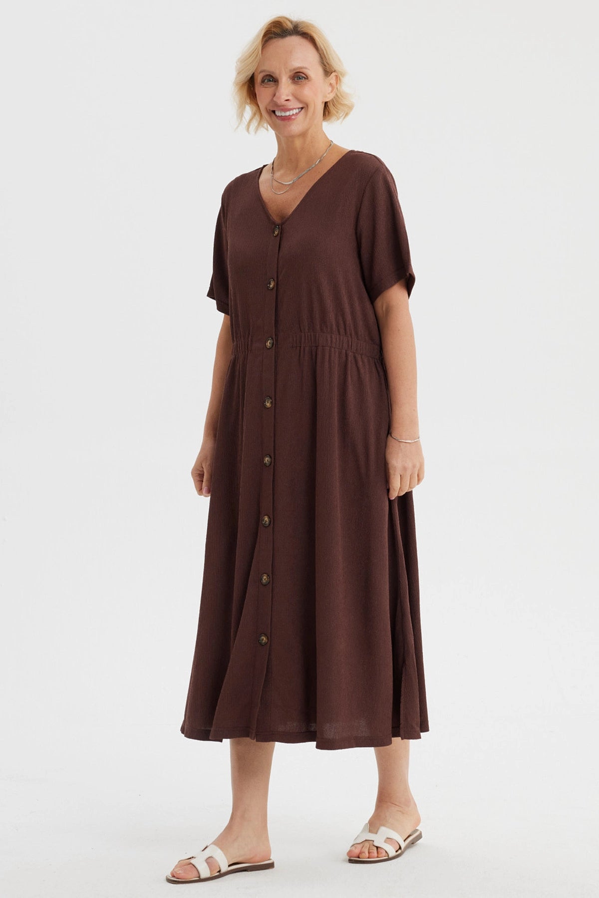 Vestido café con botones delanteros y corte midi estilo casual sin estampa visible
