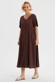 Vestido café con botones delanteros y corte midi estilo casual sin estampa visible