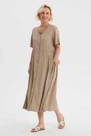Vestido largo de mujer color arena con botones al frente diseño liso ideal para un look casual elegante y fresco