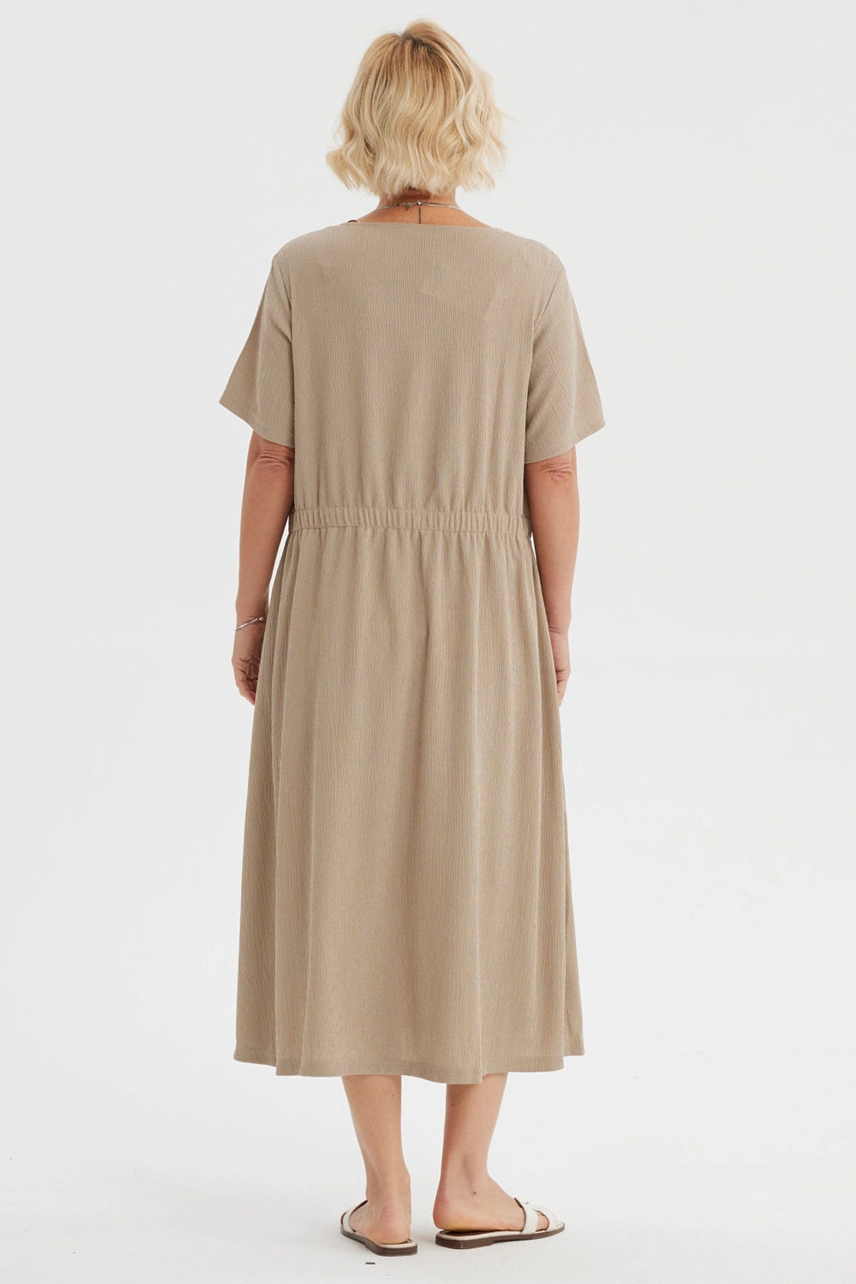 Vestido largo de mujer color arena con botones al frente diseño liso ideal para un look casual elegante y fresco