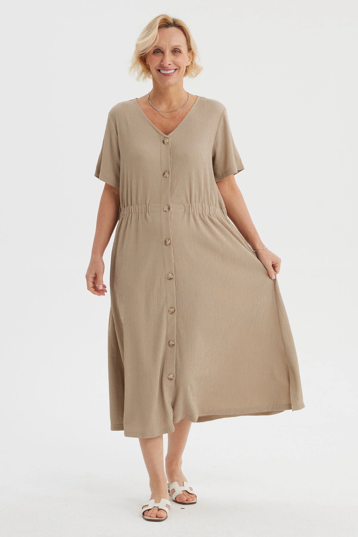Vestido largo de mujer color arena con botones al frente diseño liso ideal para un look casual elegante y fresco