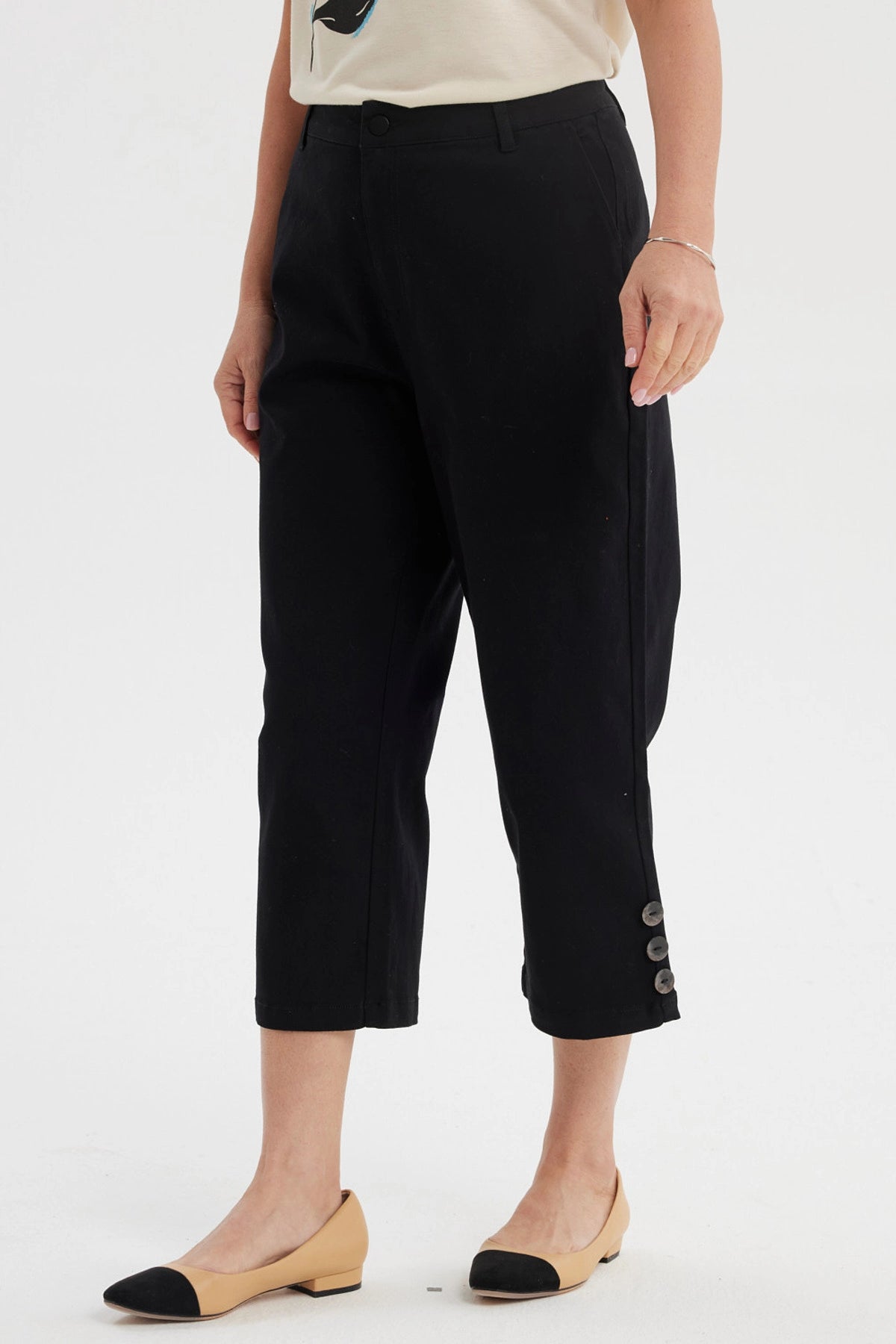 Pantalón pescador negro mujer con botones laterales en los bajos y detalle de pretina lisa elegante