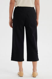Pantalón pescador negro mujer con botones laterales en los bajos y detalle de pretina lisa elegante