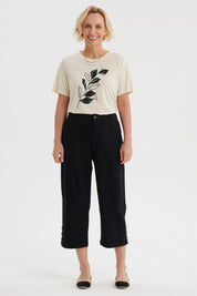 Pantalón pescador negro mujer con botones laterales en los bajos y detalle de pretina lisa elegante