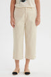 Pantalón pescador beige claro mujer con detalle de pretina lisa y botones decorativos en los bajos