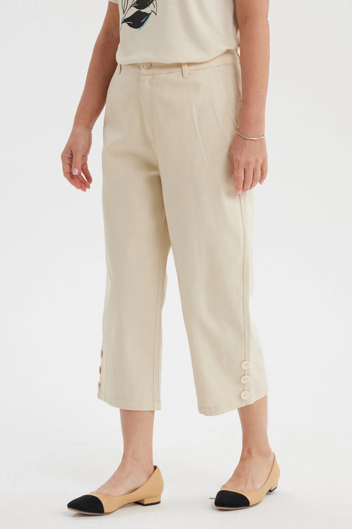 Pantalón pescador beige claro mujer con detalle de pretina lisa y botones decorativos en los bajos