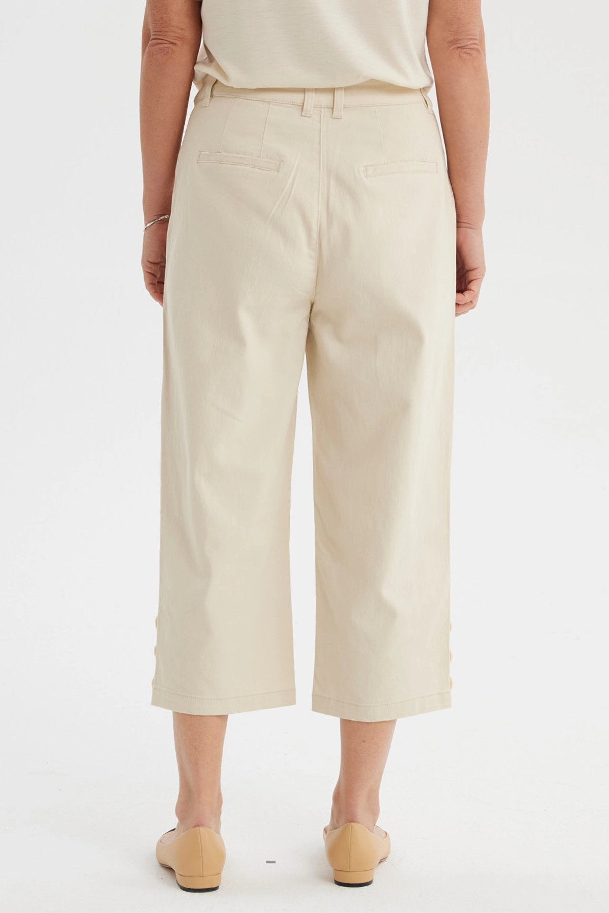 Pantalón pescador beige claro mujer con detalle de pretina lisa y botones decorativos en los bajos