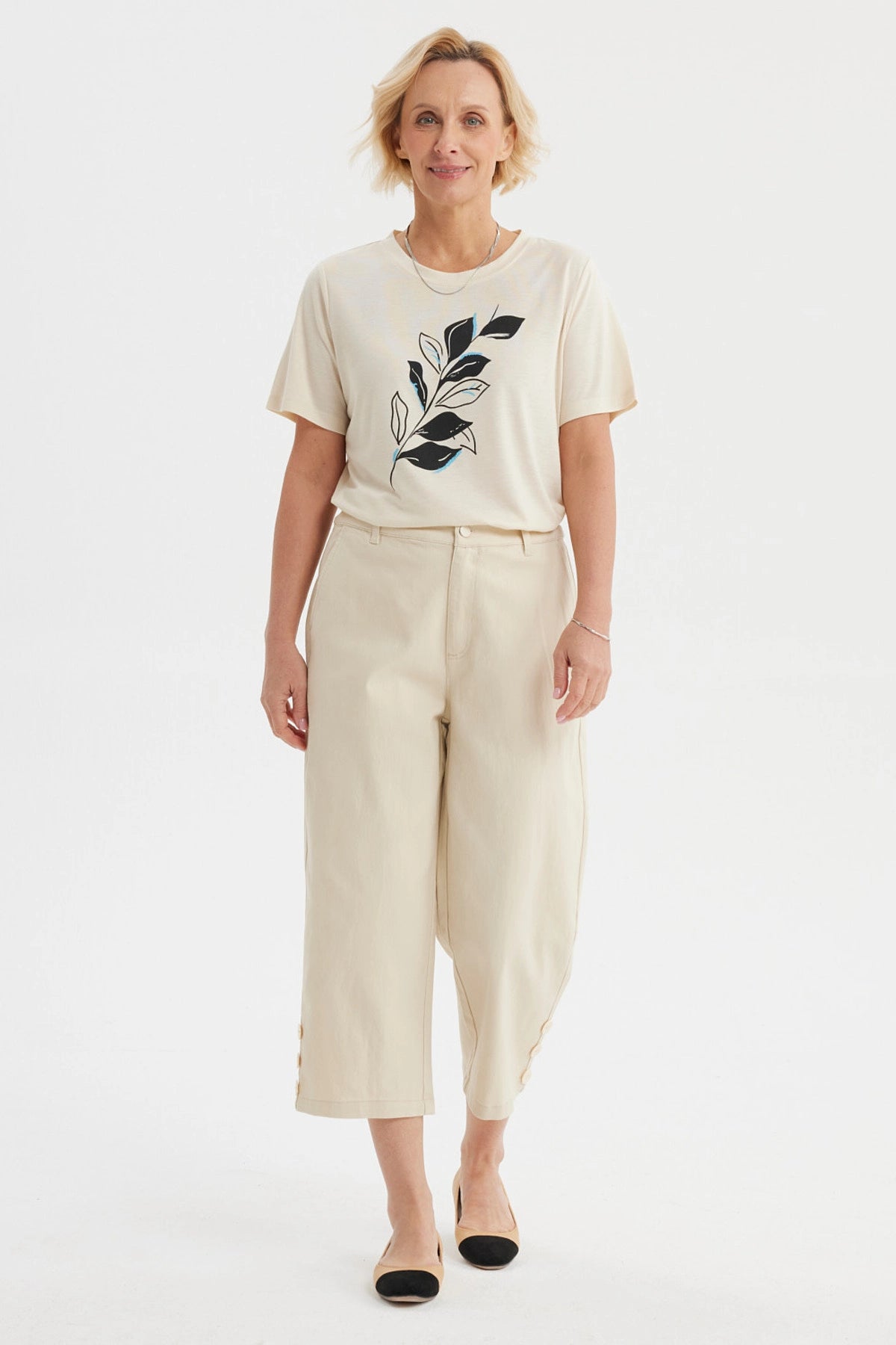 Pantalón pescador beige claro mujer con detalle de pretina lisa y botones decorativos en los bajos