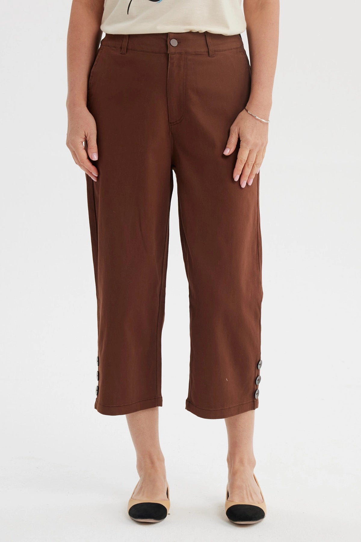 Pantalón pescador café para mujer con detalle de botones en la pretina y diseño liso ideal para un look casual